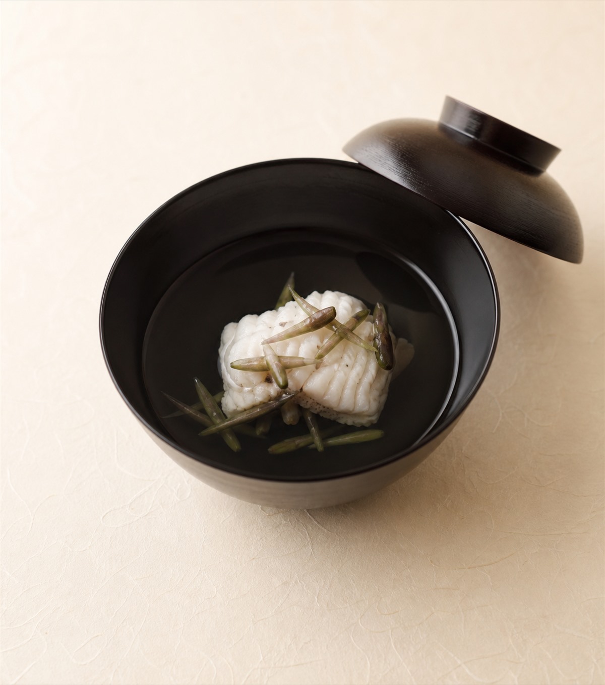 季節の椀物。一番出汁に鱧と蓴菜をあしらった煮物椀